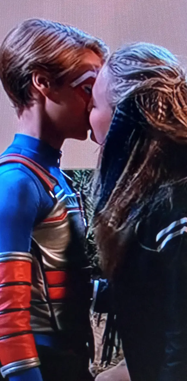 Kid Danger Kisses A Bad Girl 😘