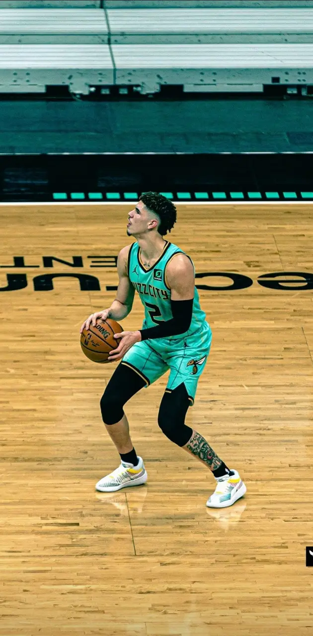 Download Hornets Lamelo Ball In Court Wallpaper