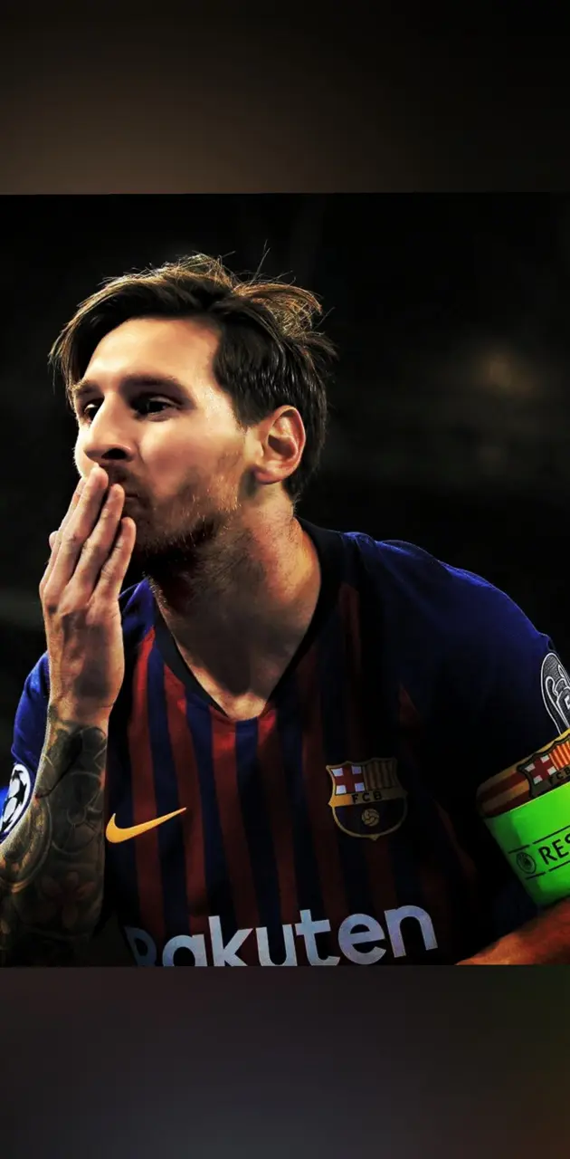 Messi kiss