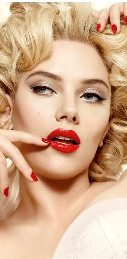 Scarlett J Red Lips