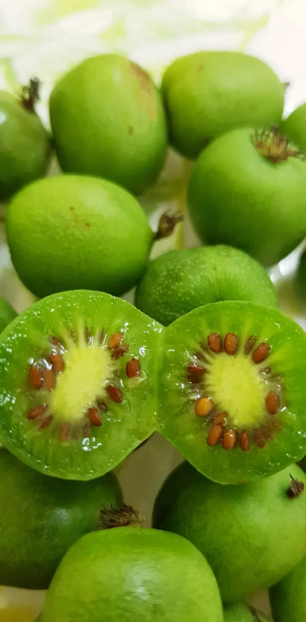 Kiwi Berries 4k