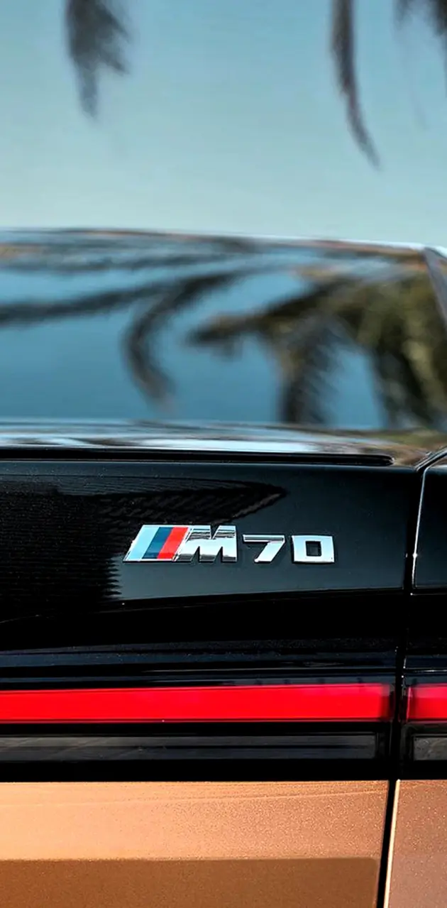 BMW i7 M70