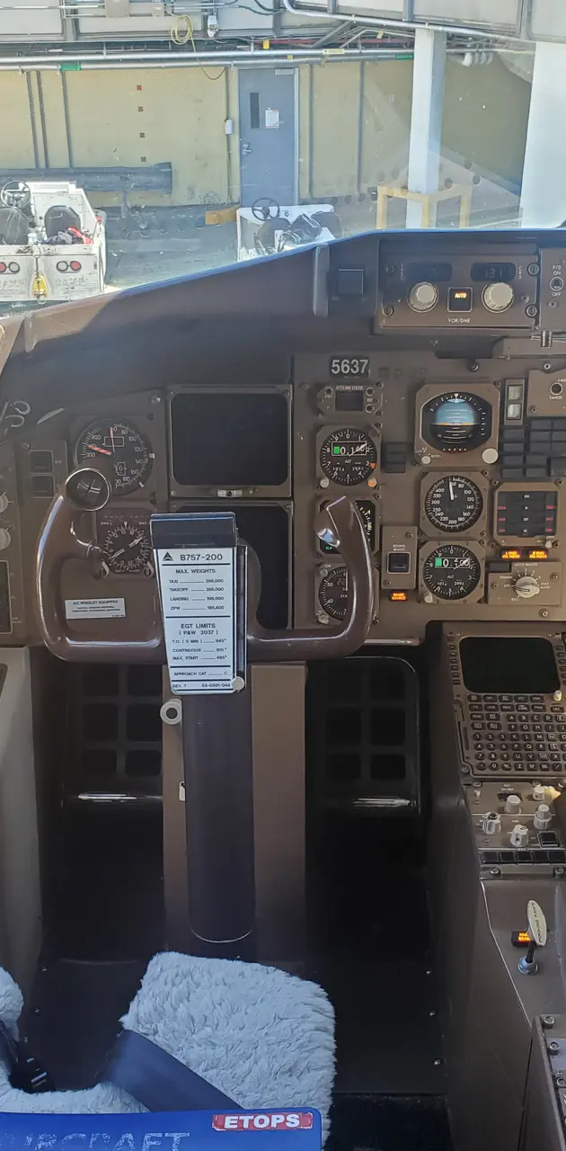 757 Cockpit