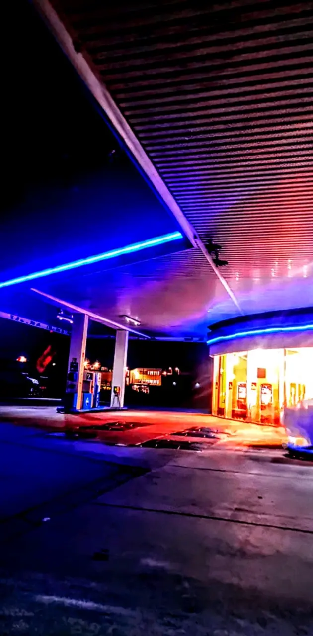 Tankstelle bei Nacht 